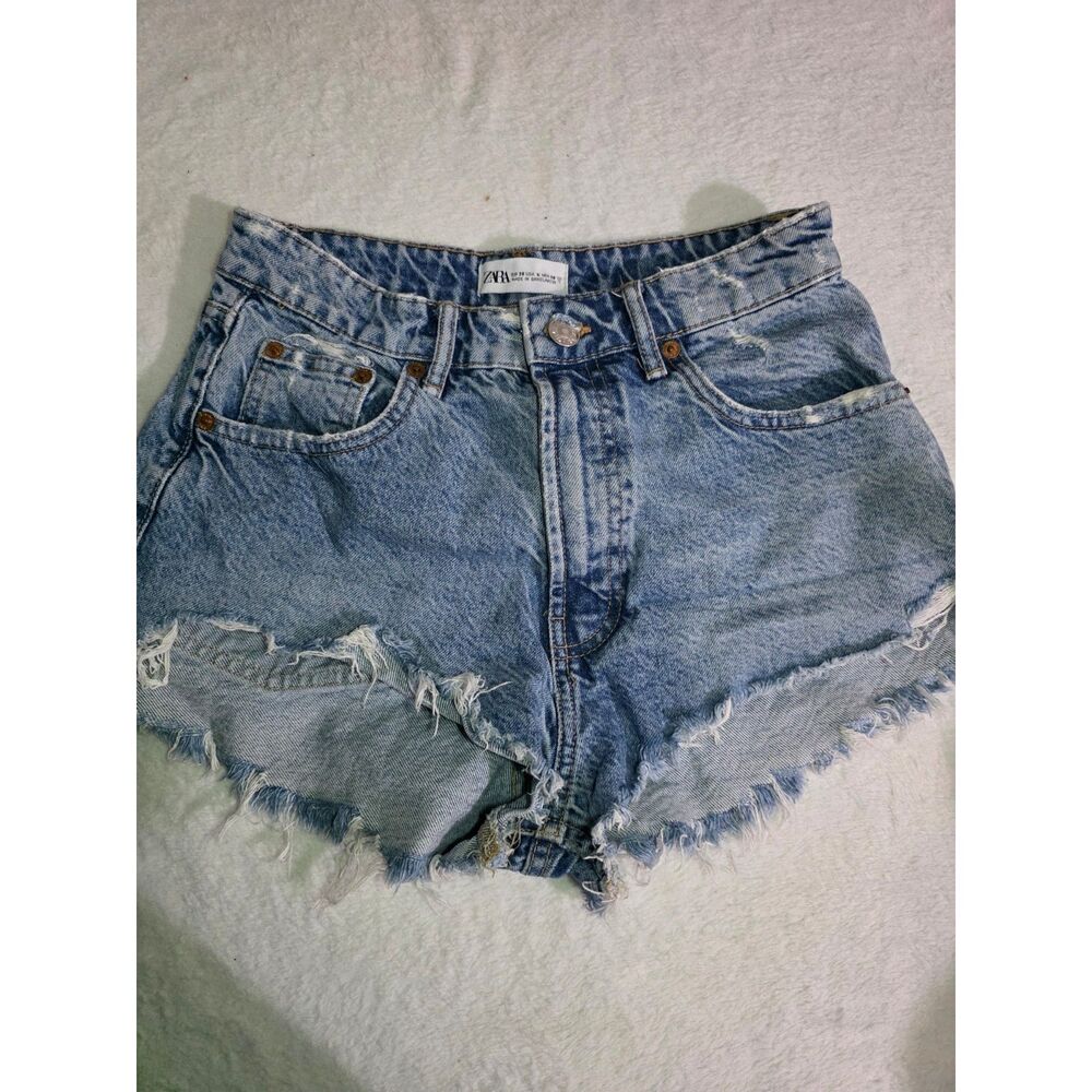 Zara Women’s Size 6 High Rise Distressed Denim Shorts Frayed Hem Light Wash